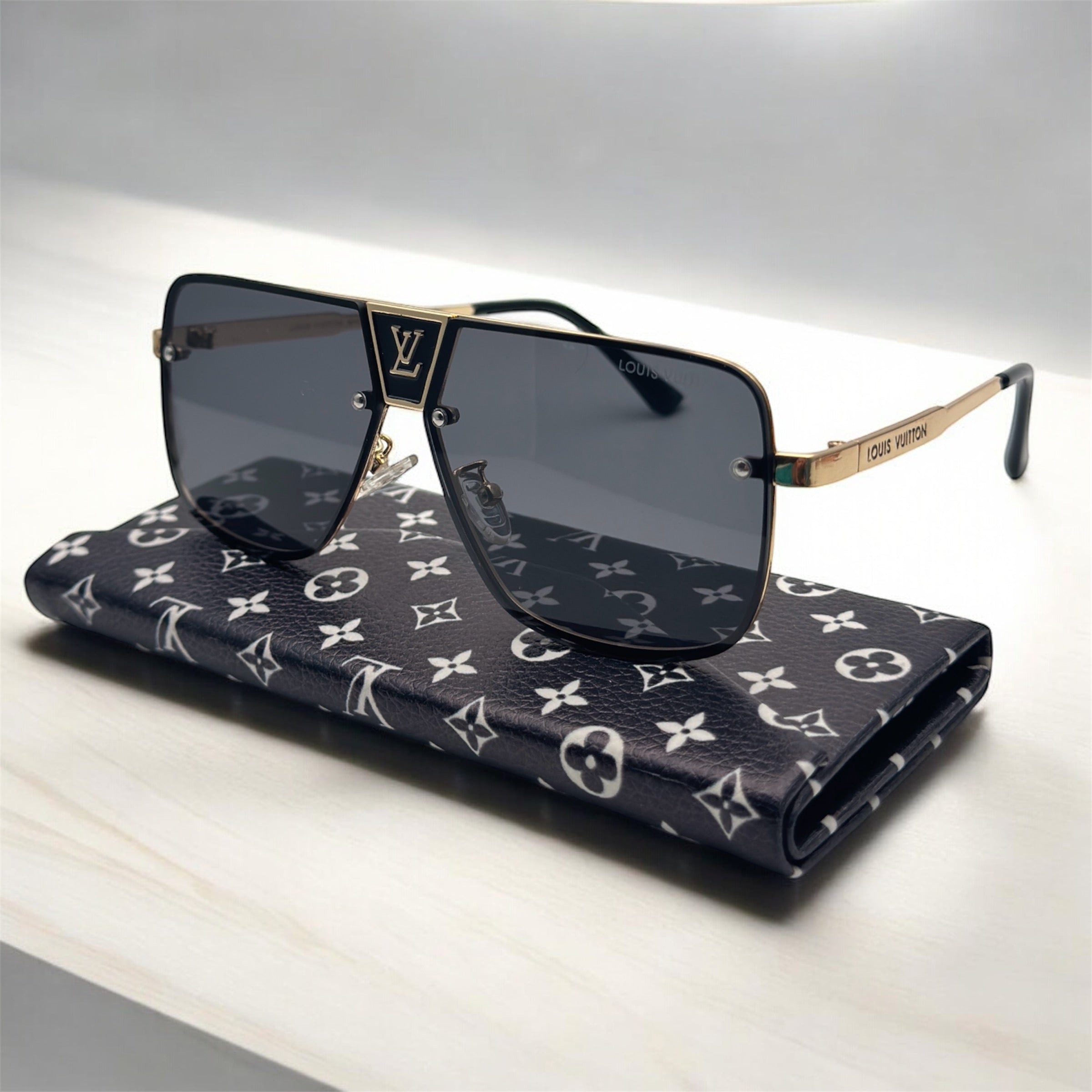 LOUIS VUITTON™ | 1032